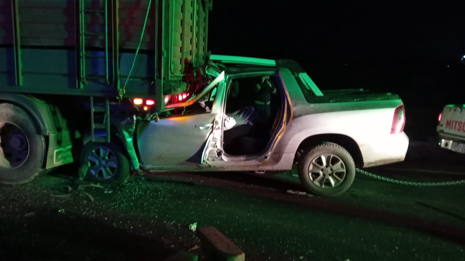 Camioneta chocó contra zorra de camión cargado con ganado en Ruta 1. Foto: Policía Caminera