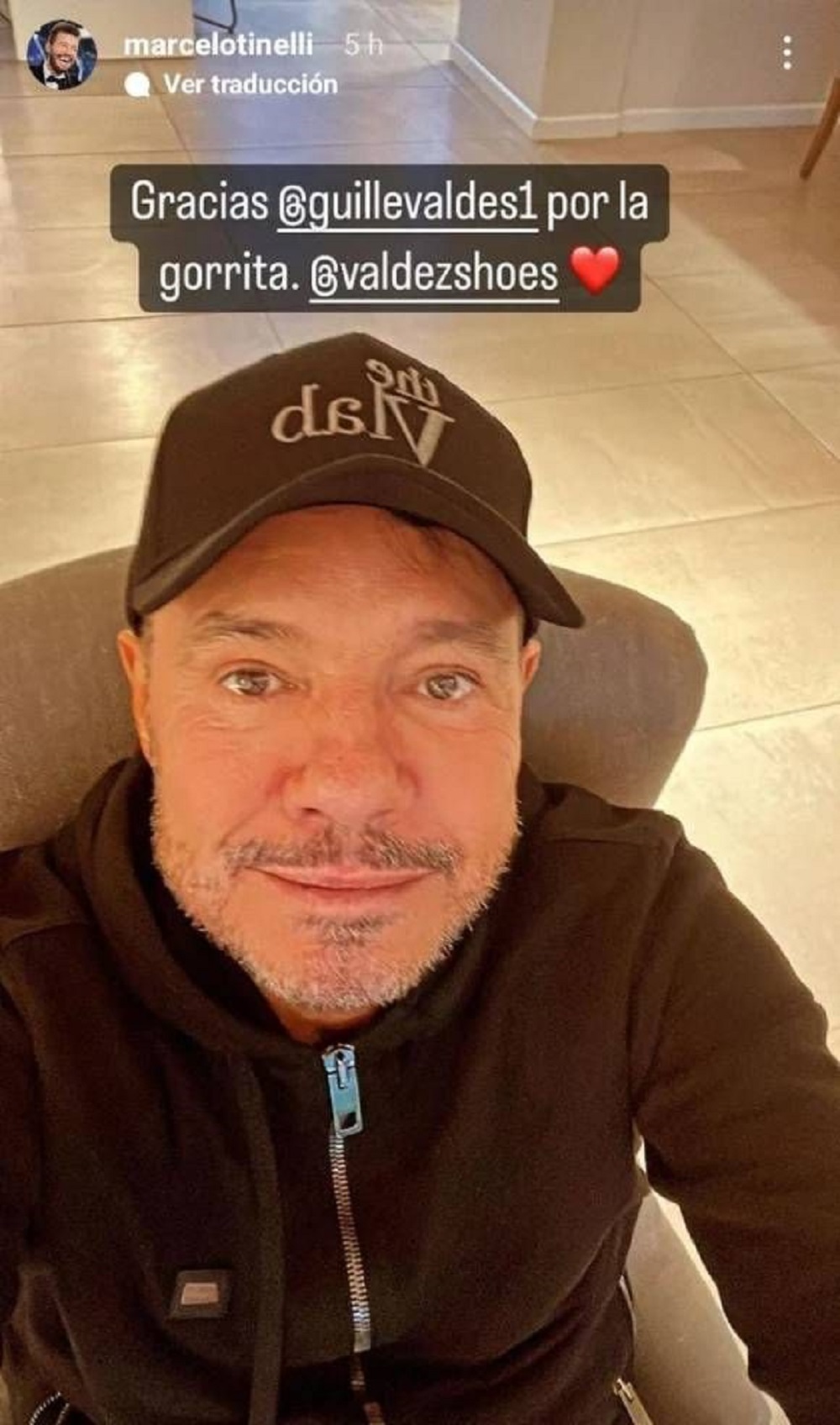 Marcelo Tinelli con el regalo de Guillermina Valdés. Foto: Instagram @marcelotinelli