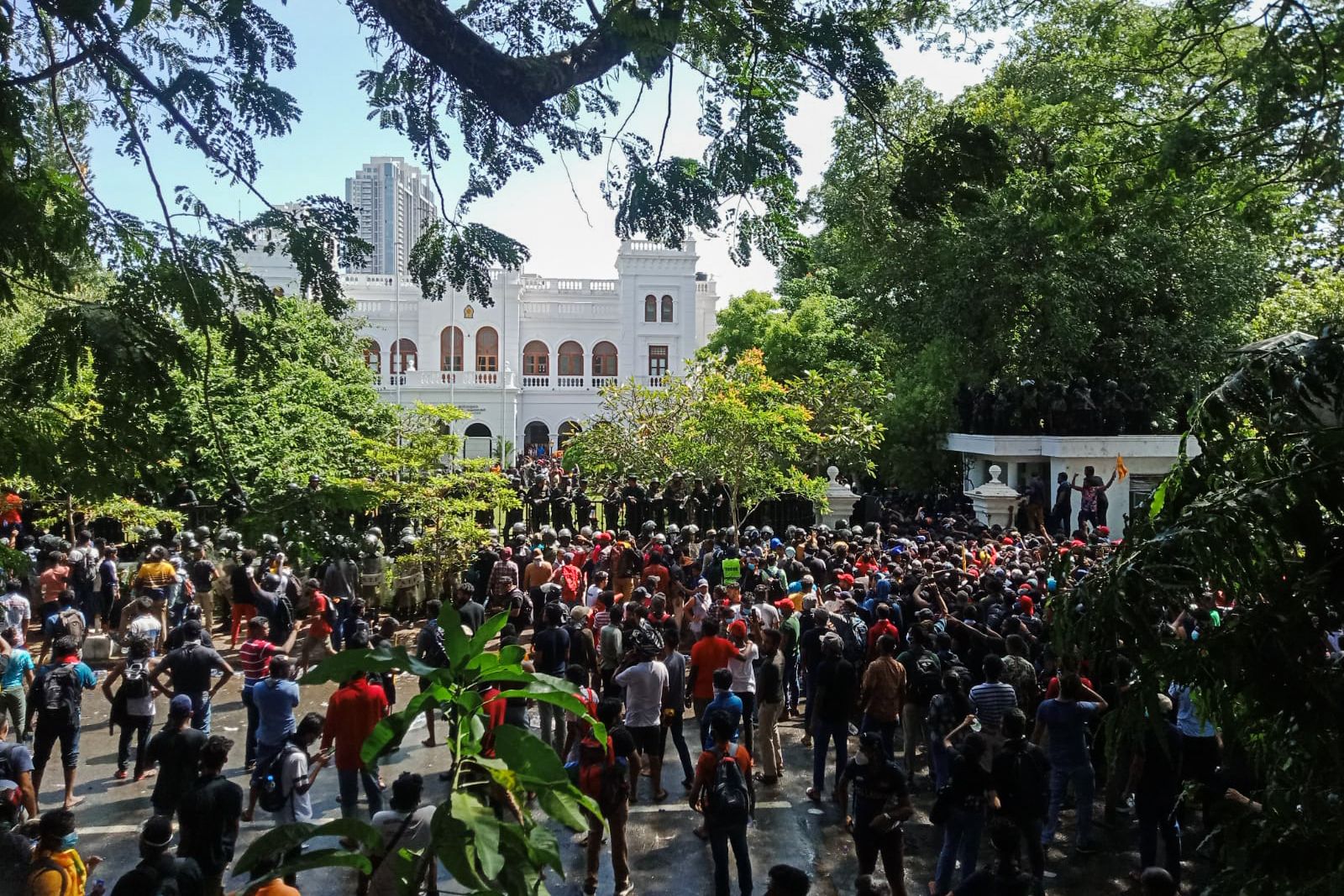 Manifestantes antes de entrar a la casa del primer ministro de Sri Lanka. Foto: AFP