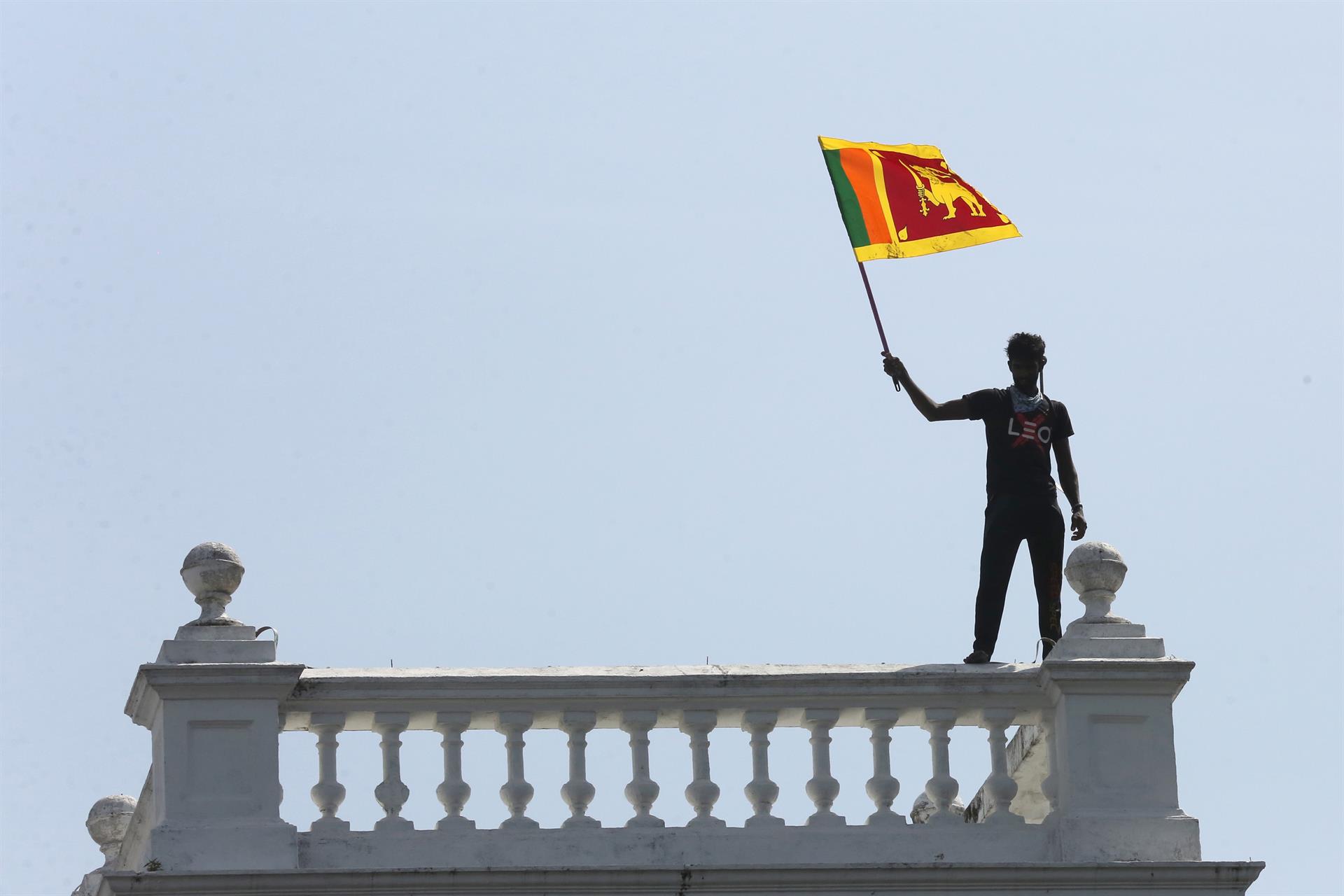 Un manifestante en el balcón de la casa del primer ministro de Sri Lanka. Foto: EFE