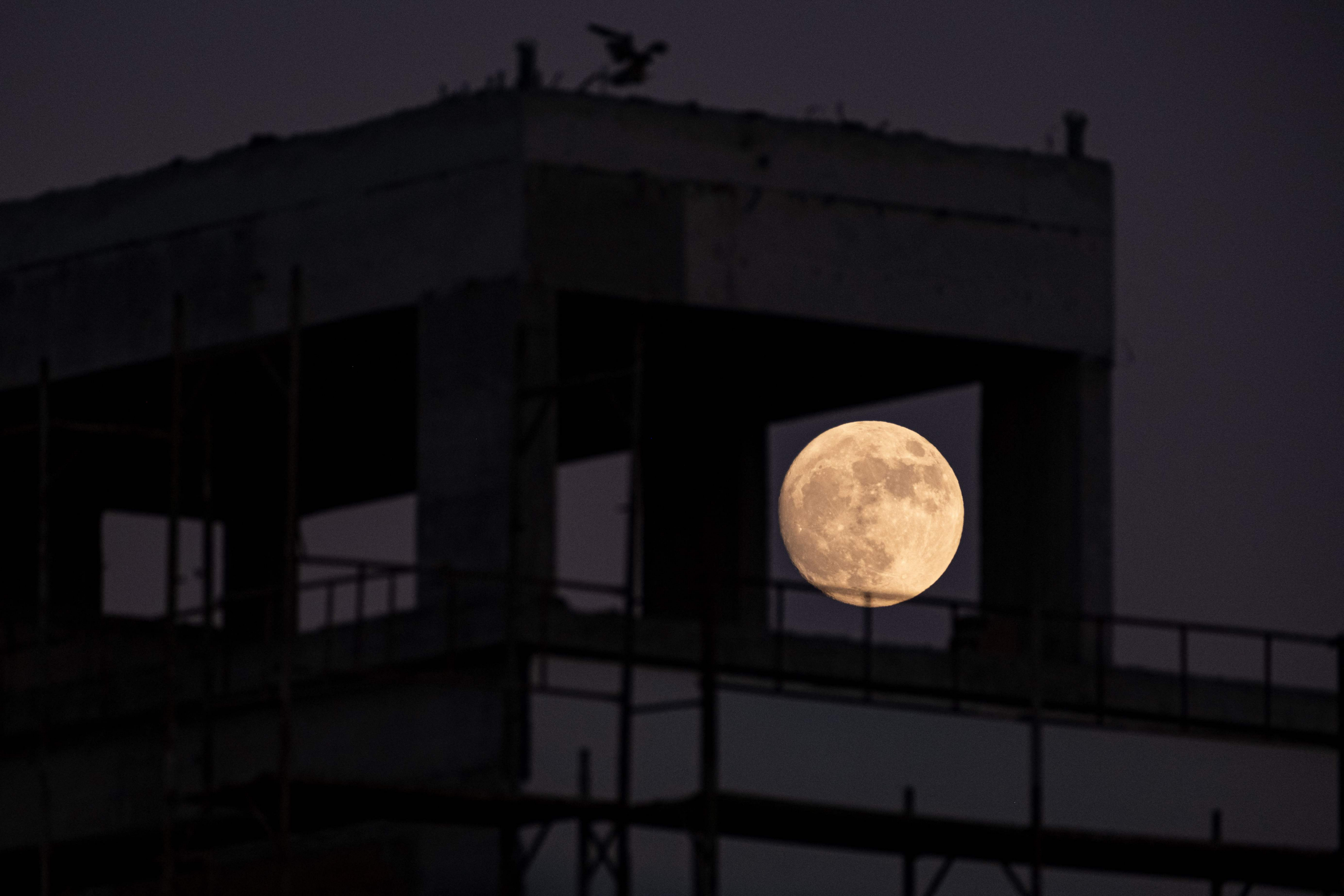 Superluna de Ciervo en Chipre. Foto: AFP