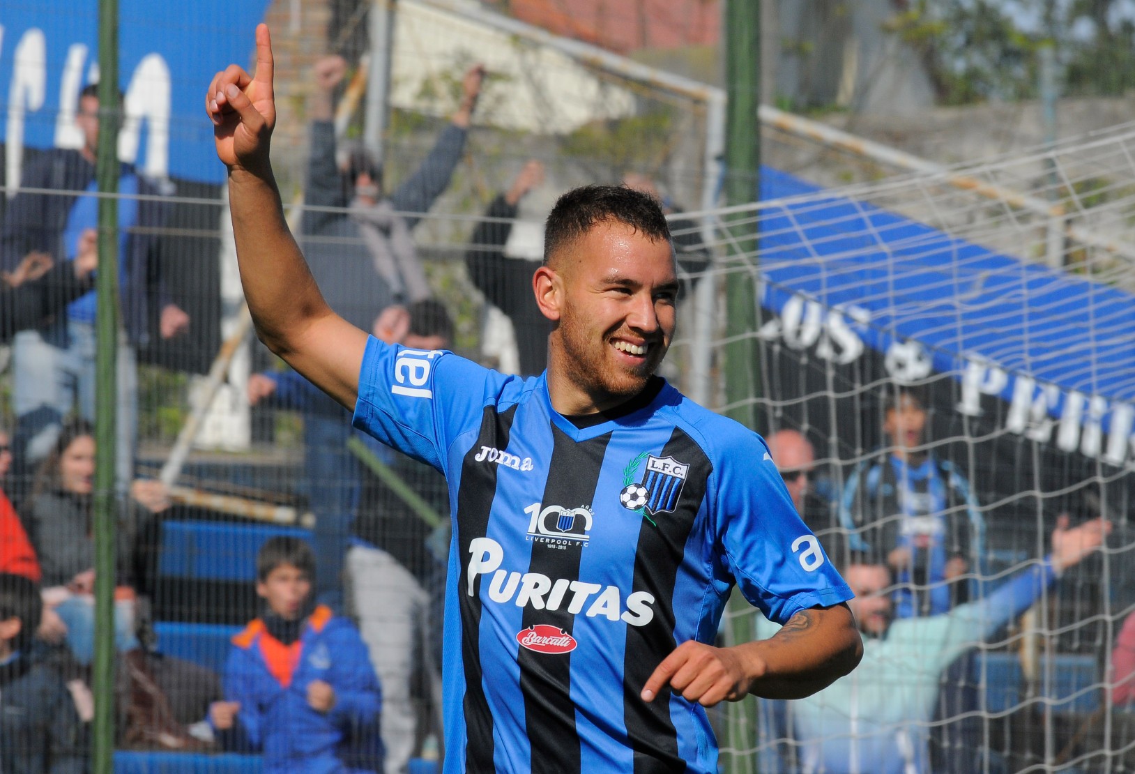 Junior Arias celebra en Belvedere un gol con Liverpool. Foto: Archivo El País.