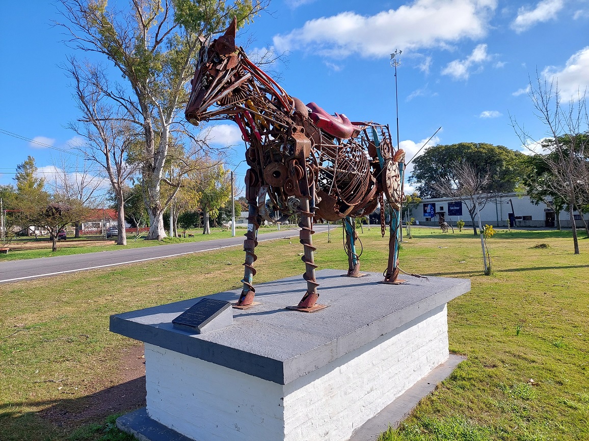 El monumento a la vaca fue el primero dedicado al emblemático animal en el país.