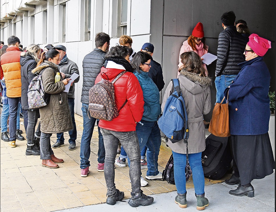 Decenas de cantantes amateur esperan en la puerta de Teledoce para pasar al casting.