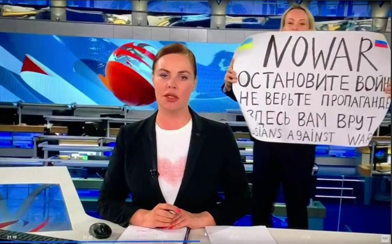 Periodista rusa Marina Ovsiannikova irrumpió en TV con un cartel contra la guerra. Foto: Twitter