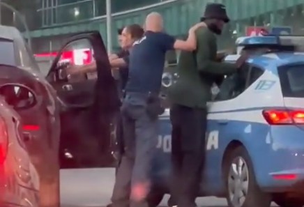 El momento en el que la policía detiene a Timoue Baayoko.