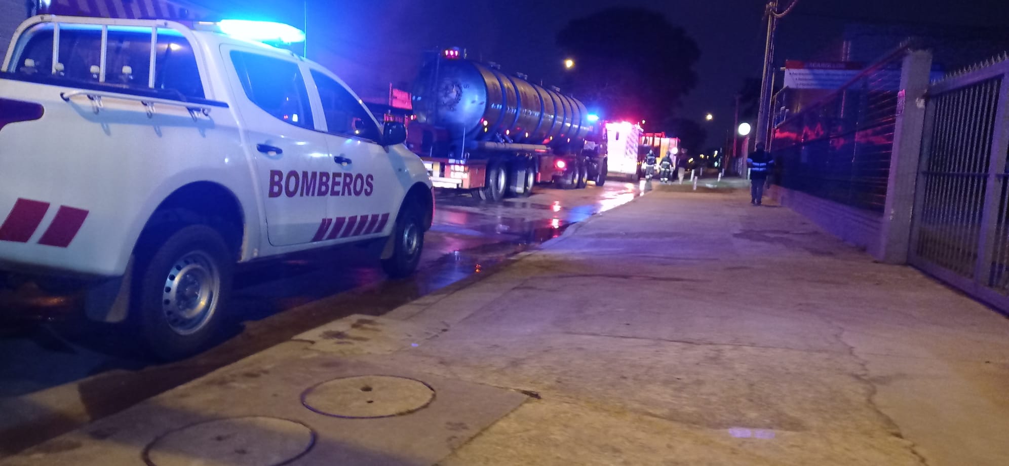 Incendio en tres viviendas de Malvín Norte. Foto: Bomberos