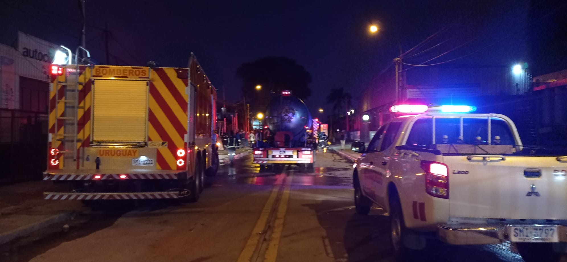 Incendio en tres viviendas de Malvín Norte. Foto: Bomberos