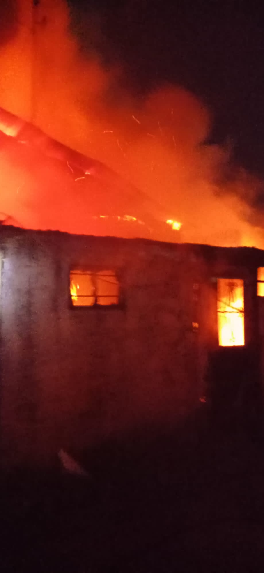 Incendio en tres viviendas de Malvín Norte. Foto: Bomberos