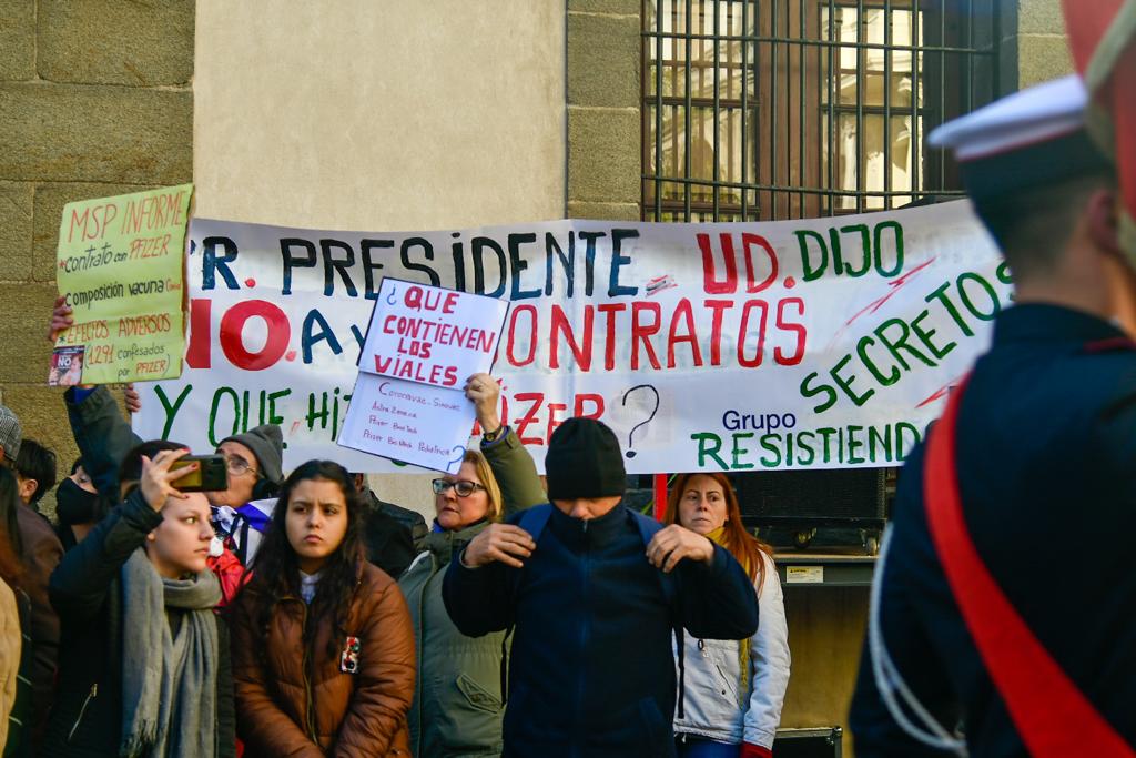 Manifestantes antivacunas en acto poro el 192.° aniversario de la Jura de la Constitución. Foto: Estefanía Leal