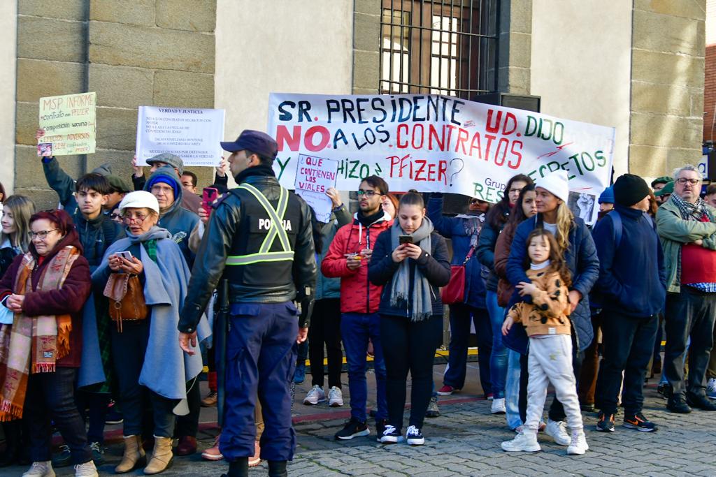 Manifestantes antivacunas en acto poro el 192.° aniversario de la Jura de la Constitución. Foto: Estefanía Leal