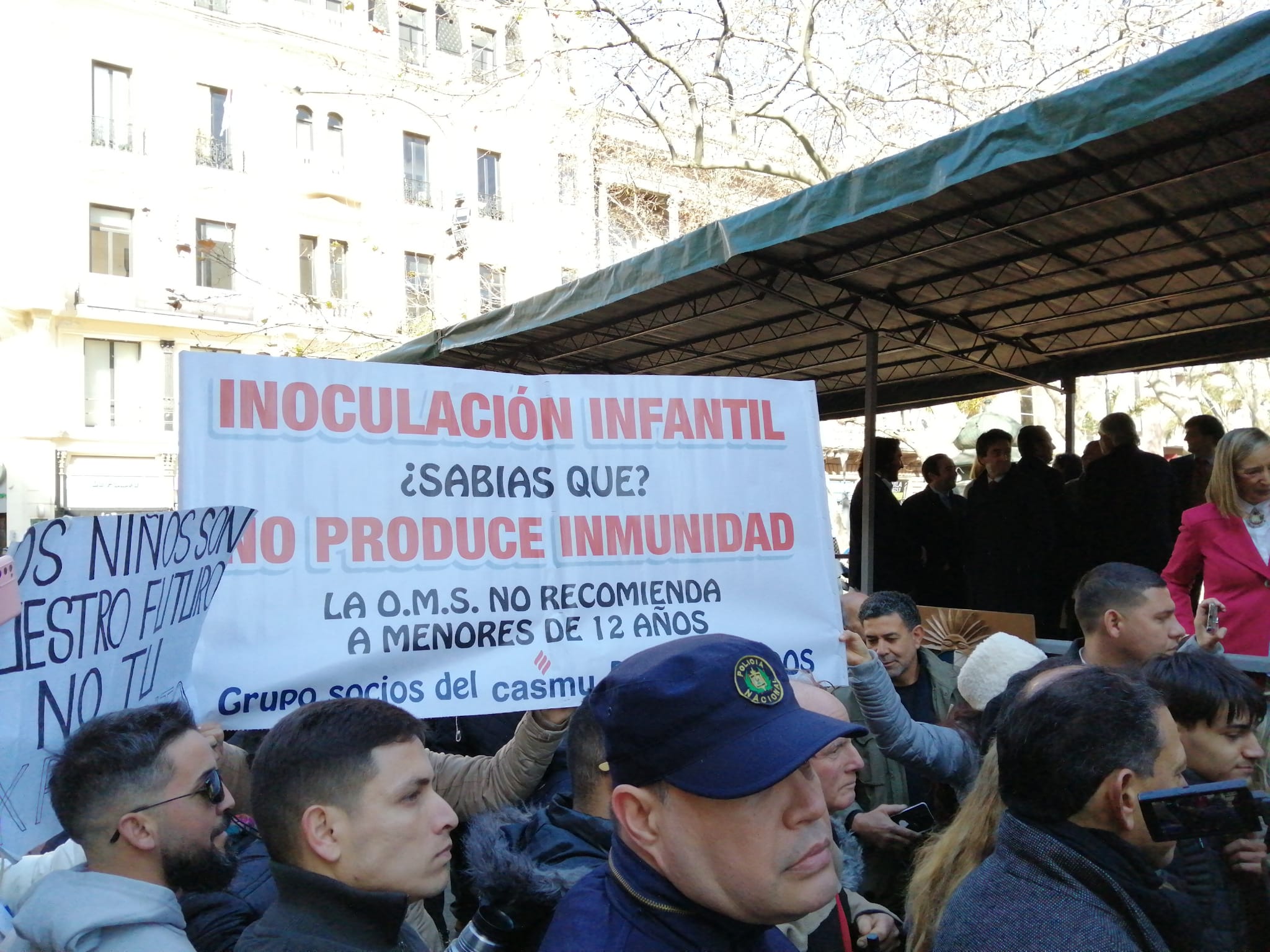 Manifestantes antivacunas en el acto por la Jura de la Constitución. Foto: Pamela Díaz