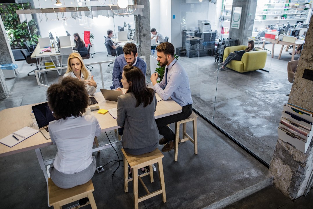 Reunión de equipo. (Foto: Canva)