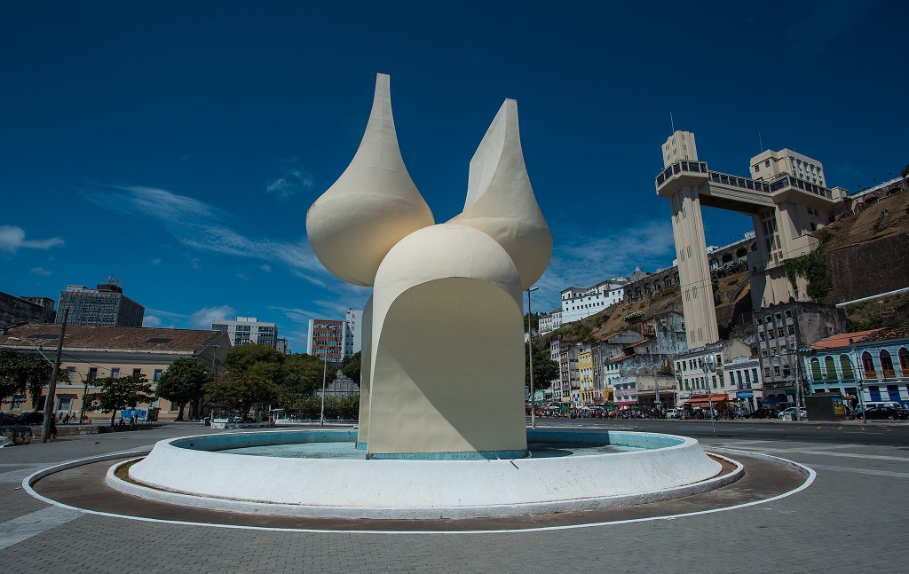 El espectacular monumento Mario Crávo en Salvador de Bahía.
