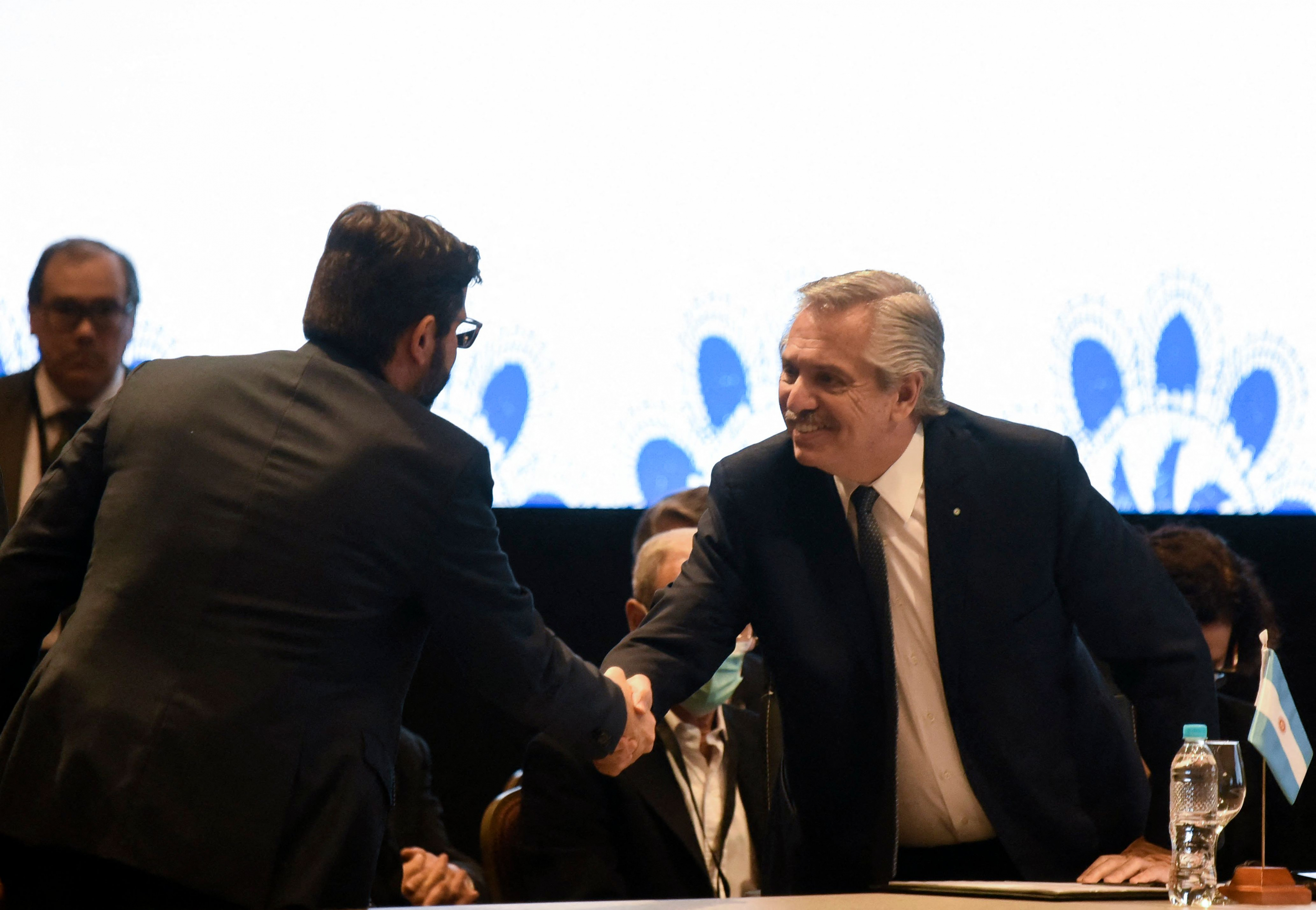 Alberto Fernández se saluda con el canciller brasileño, Carlos Franca, en la cumbre del Mercosur, a la que Bolsonaro no asistió. Foto: AFP