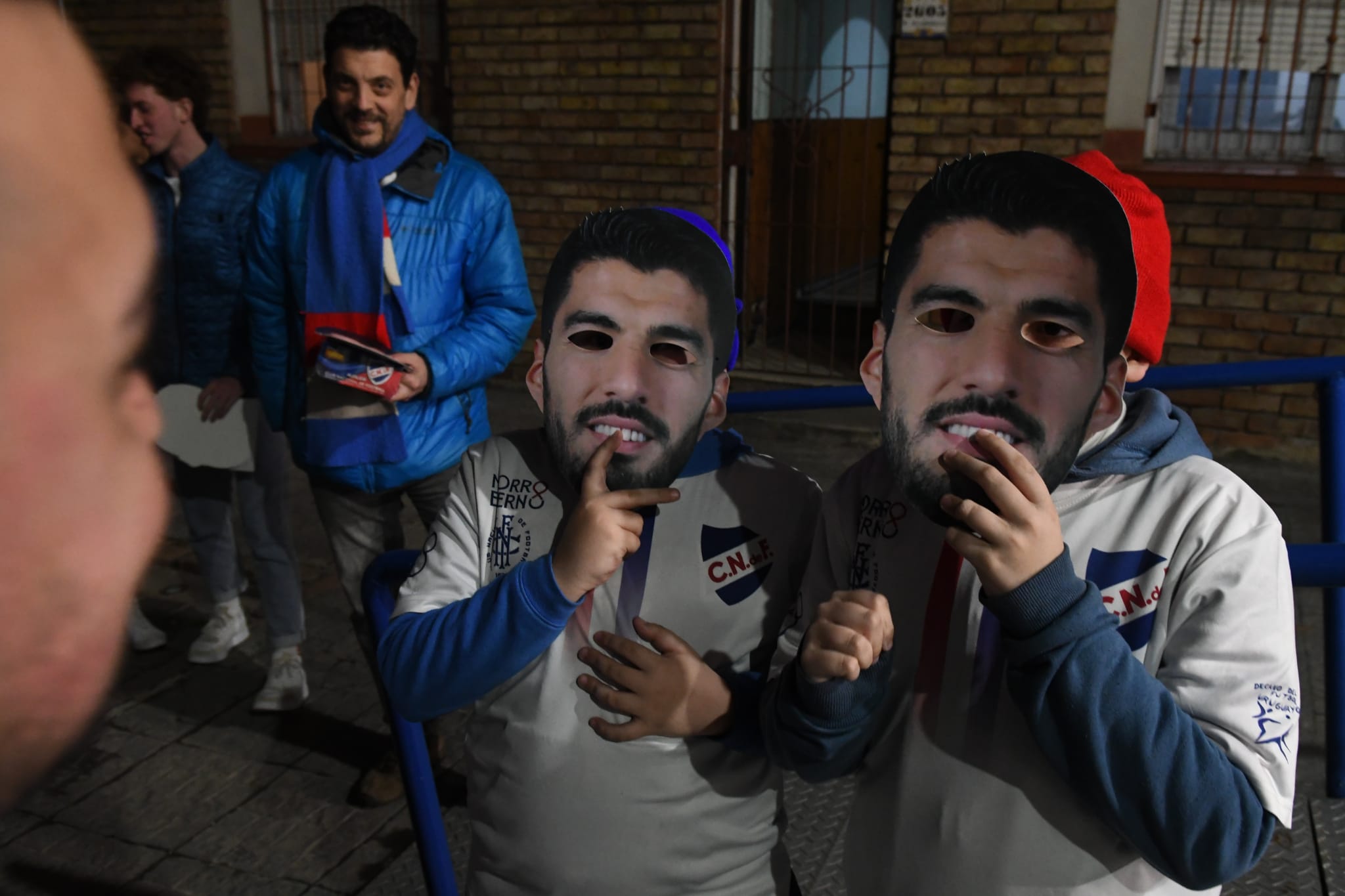 Hinchas con caretas de Luis Suárez. Foto: Juan Manuel Ramos.