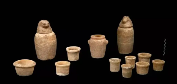 Objetos de barro encontrados en la tumba en Egipto. Foto:EGYPTIAN MINISTRY OF TOURISM AND ANTIQUITIES/ZENGER/La Nación