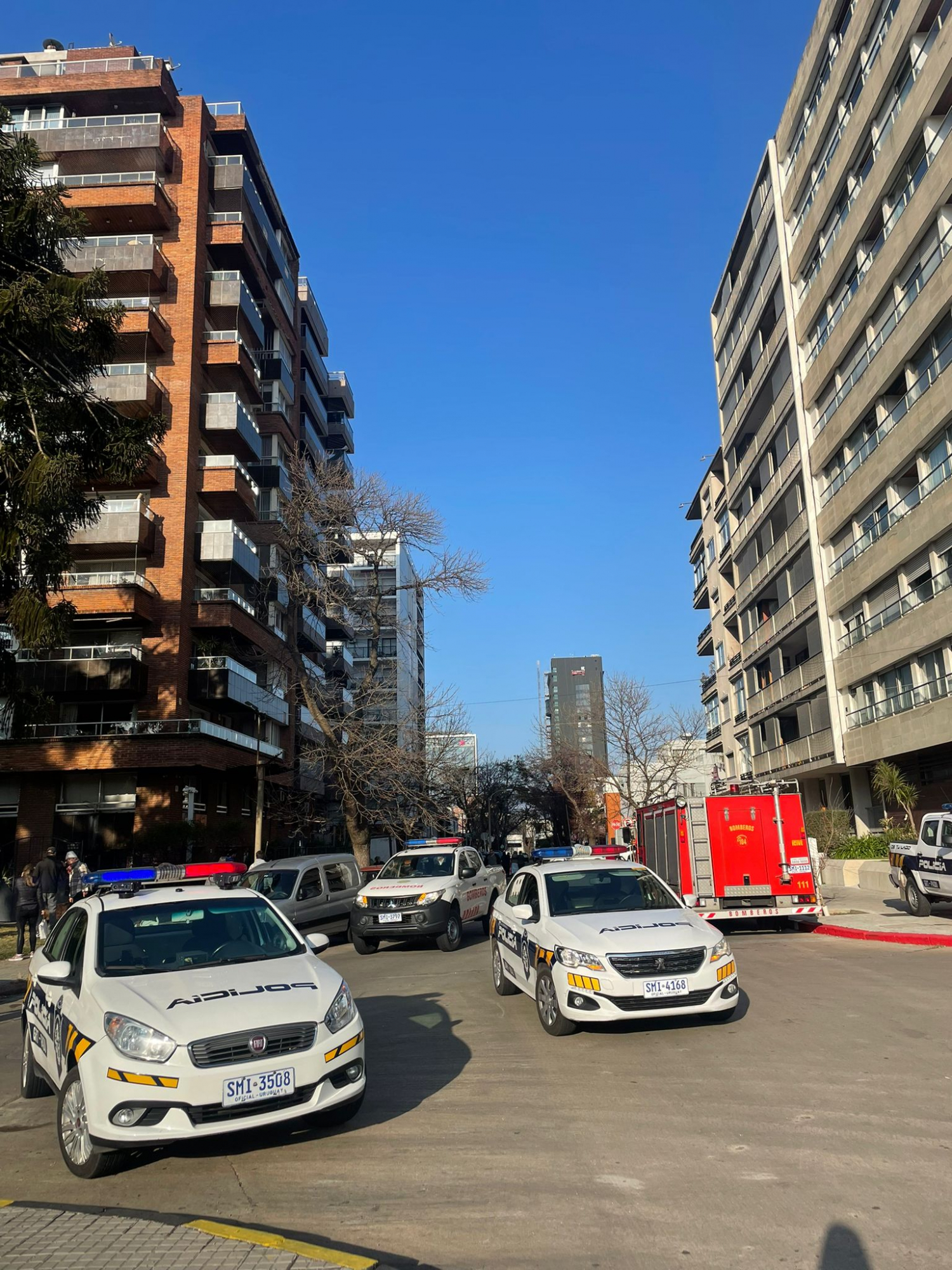 Calle de Punta Carretas con bomberos y policías tras la explosión