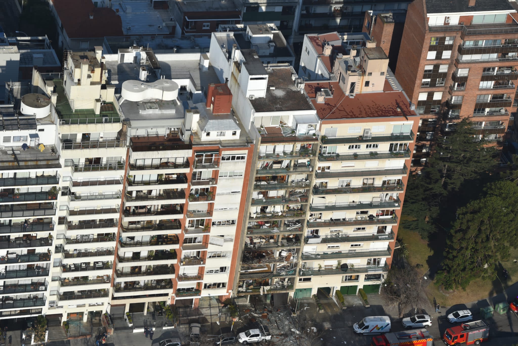 Imágenes aéreas tras explosión en edificio en Villa Biarritz. Foto: Ministerio del Interior.