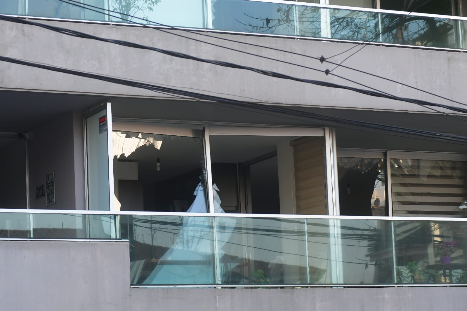 Una ventana rota en uno de los edificios de la calle Montero, a la vuelta de la explosión. Foto: Francisco Flores