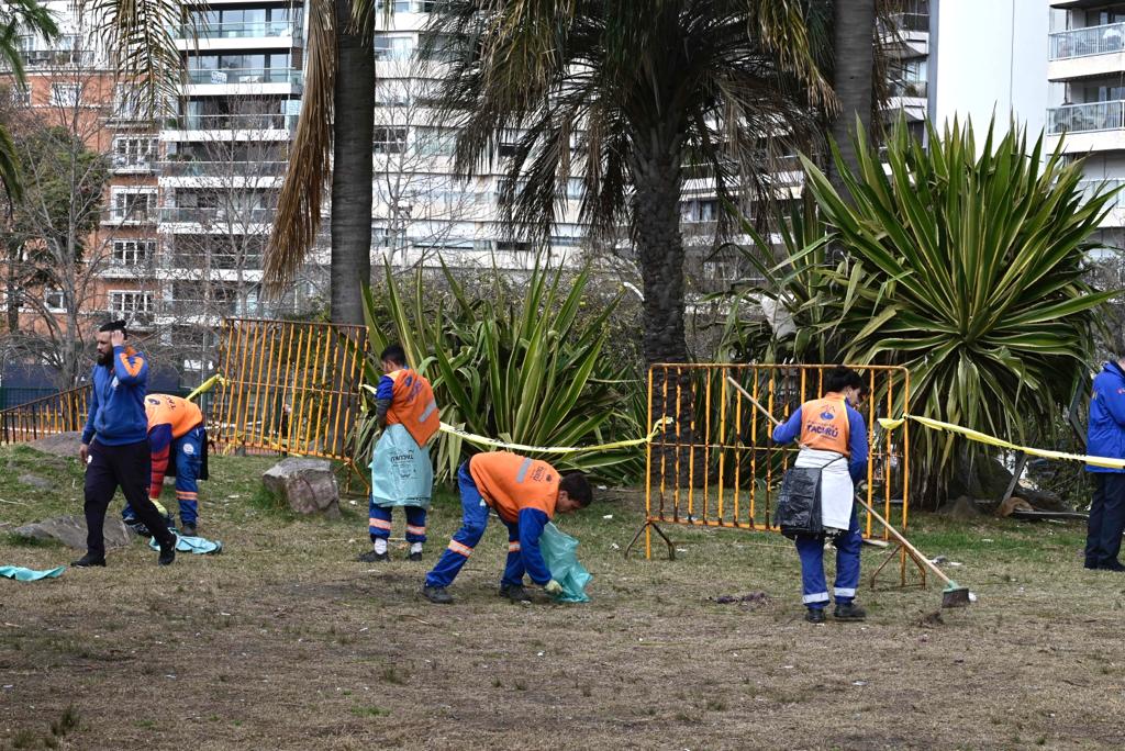 Trabajadores de Tacurú realizan tareas de limpieza en Parque Villa Biarritz tras explosión en edificio. Foto: Leo Mainé