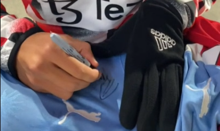 La firma de Pellistri a un uruguayo en Australia. Foto: Captura.