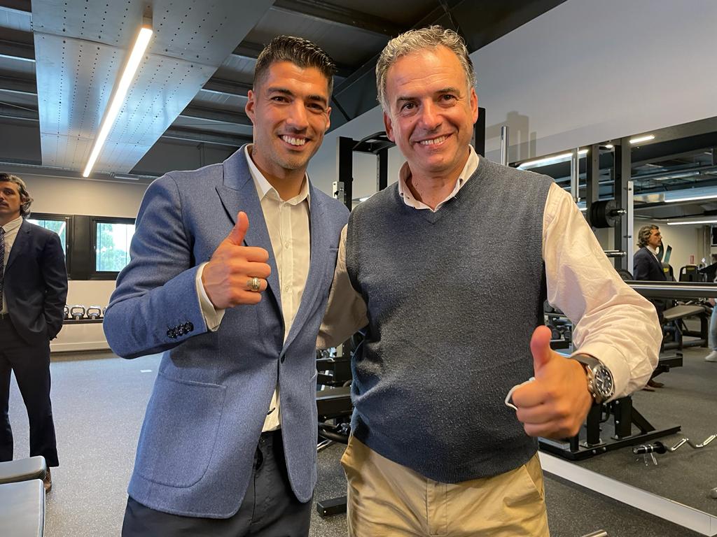 Luis Suárez junto a Yamandú Orsi. Foto: Twitter de Yamandú Orsi