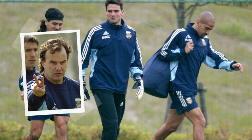 Un video de FIFA reveló que sucedió en el gesto de Verón a Bielsa que marcó a la Brujita. Fotos: Archivo El País