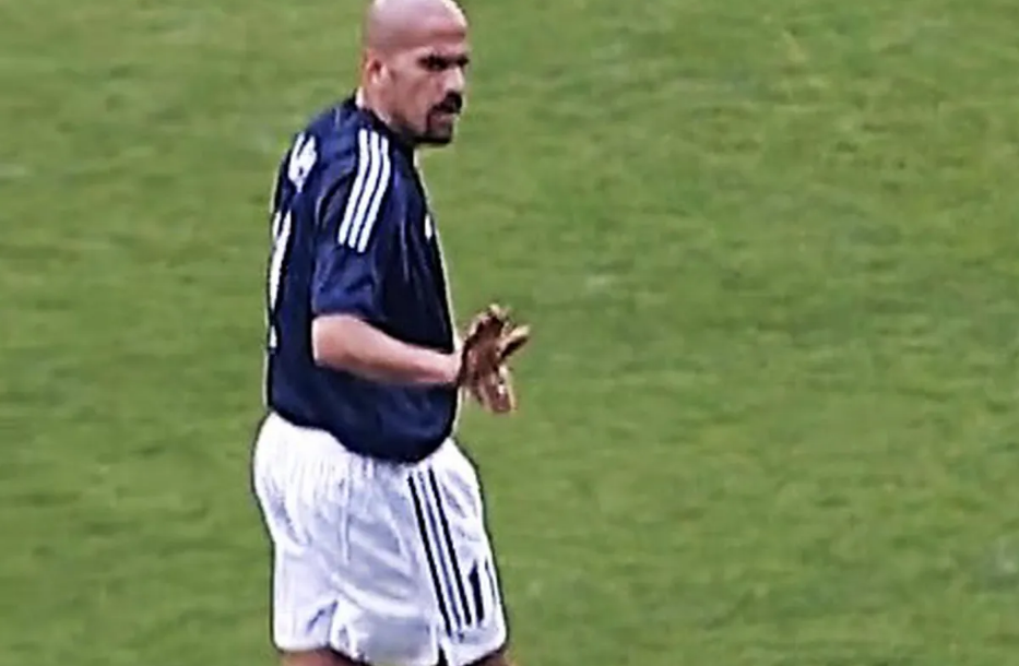 "Calma": un gesto que marcó a Verón en el Mundial de 2002. Foto: Captura