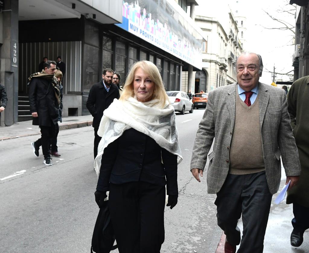 Carolina Cosse llega a declarar en Fiscalía acompañada por su abogado, Gonzalo Fernández. Foto: Leonardo Mainé
