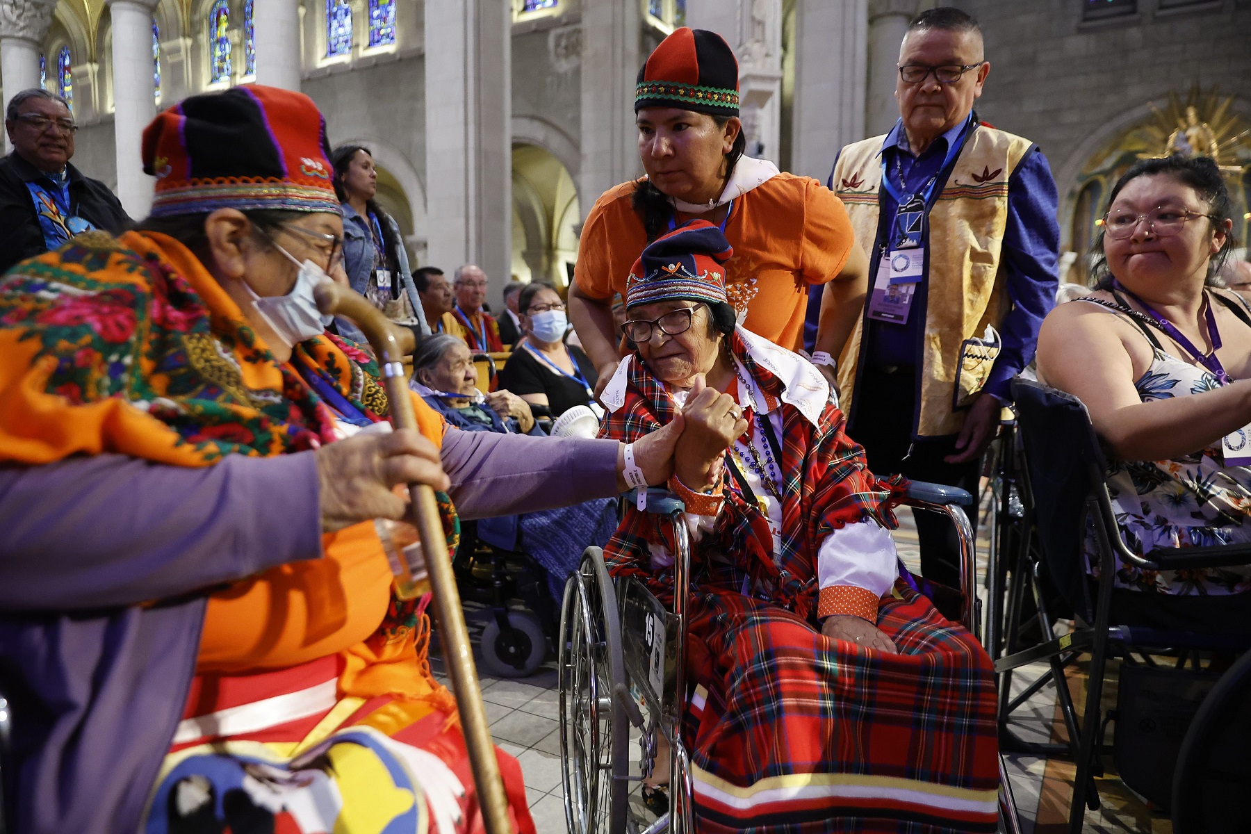 Indígenas en la gira del papa Francisco en Canadá. Foto: AFP.