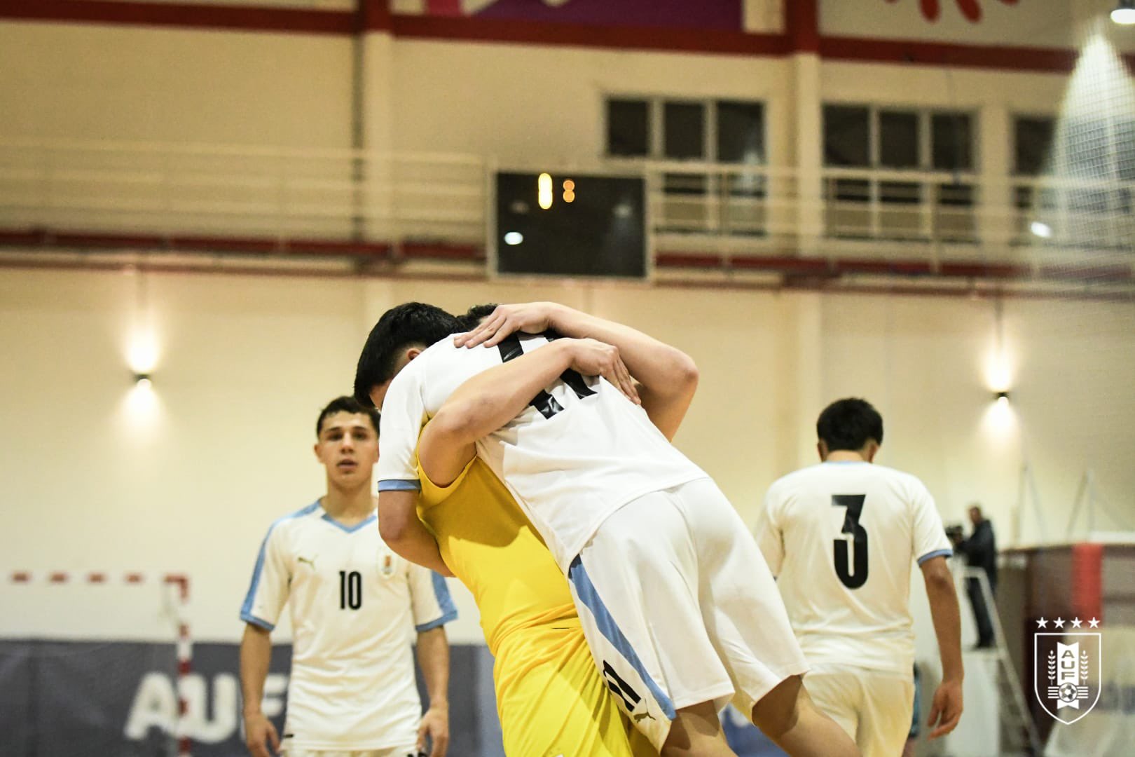 Desde Rio Branco: el abrazo de gol entre Lucas Rodríguez y Luis Arrúa. Foto: @AUFfutbolsala