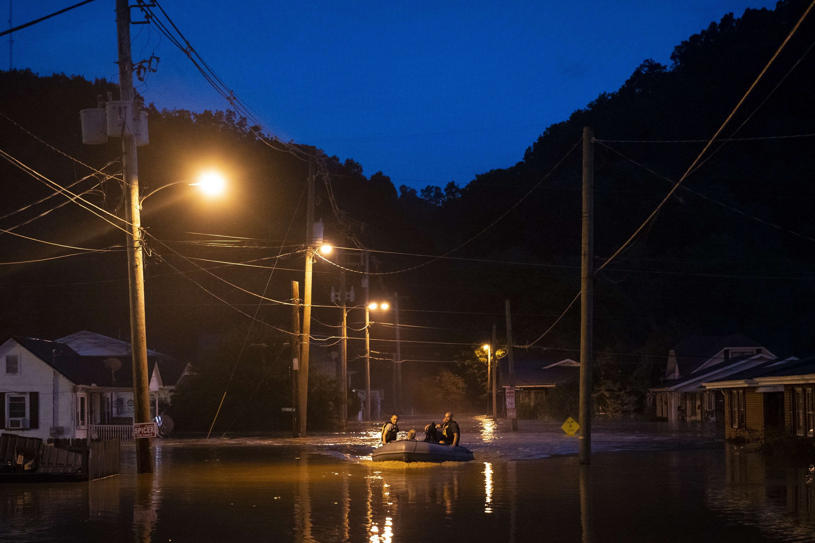 Kentucky por la noche tras inundaciones. Foto: AFP