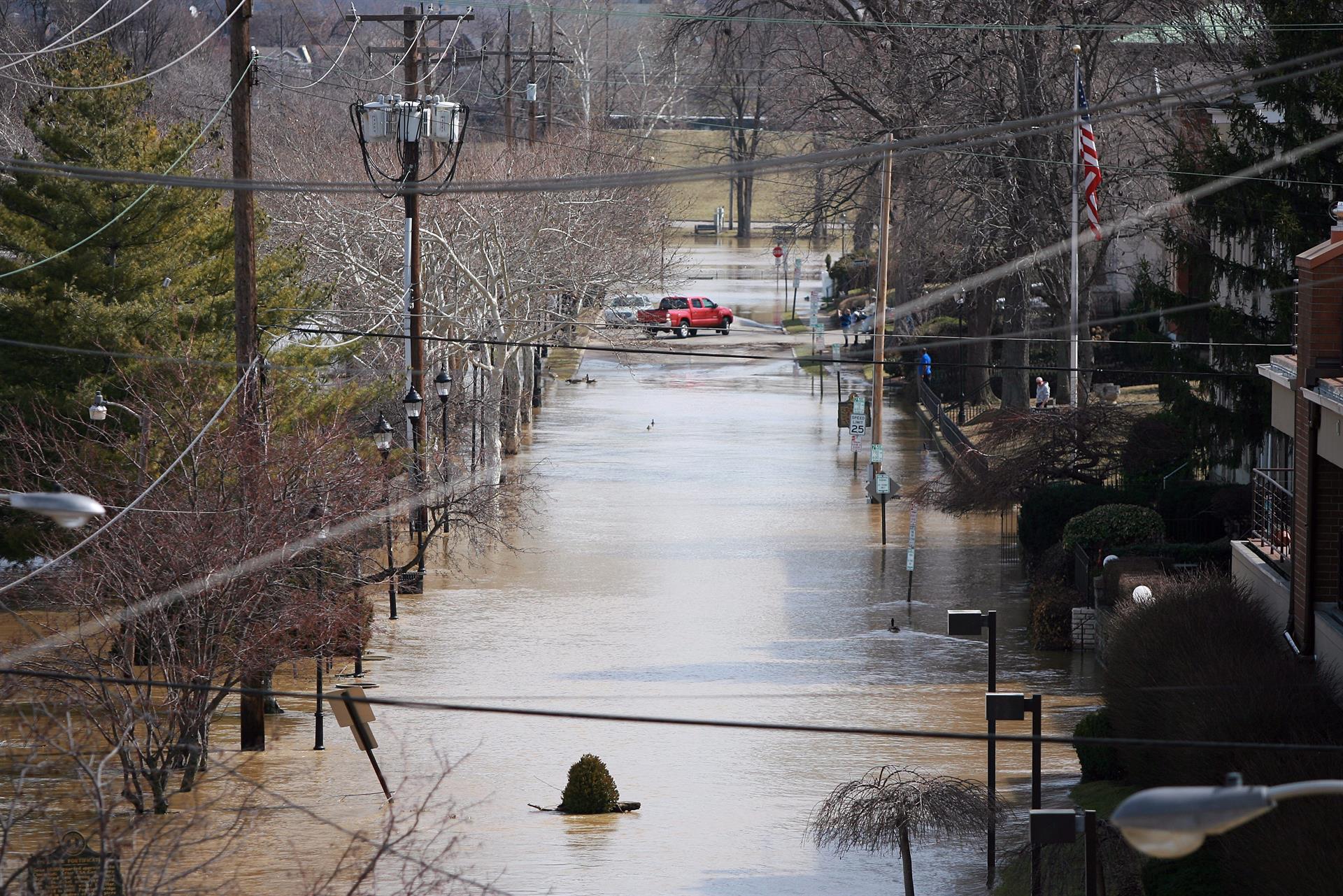 Las calles de Kentucky con grandes cantidades de agua tras lluvias torrenciales. Foto: Efe