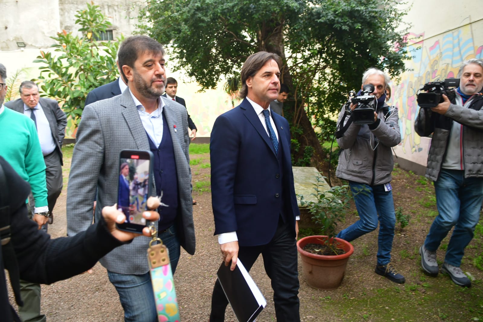 Luis Lacalle Pou entrega anteproyecto de reforma de la seguridad social en la sede del Frente Amplio. Foto: Francisco Flores