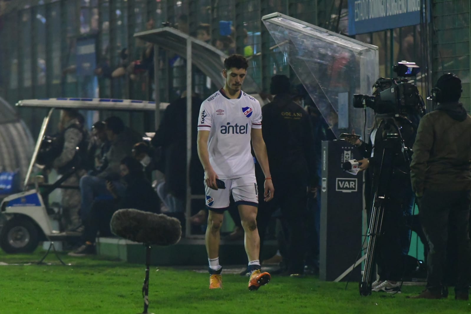 Nicolás Marichal se retira tras la expulsión sufrida en el Deportivo Maldonado-Nacional. Foto: Francisco Flores.