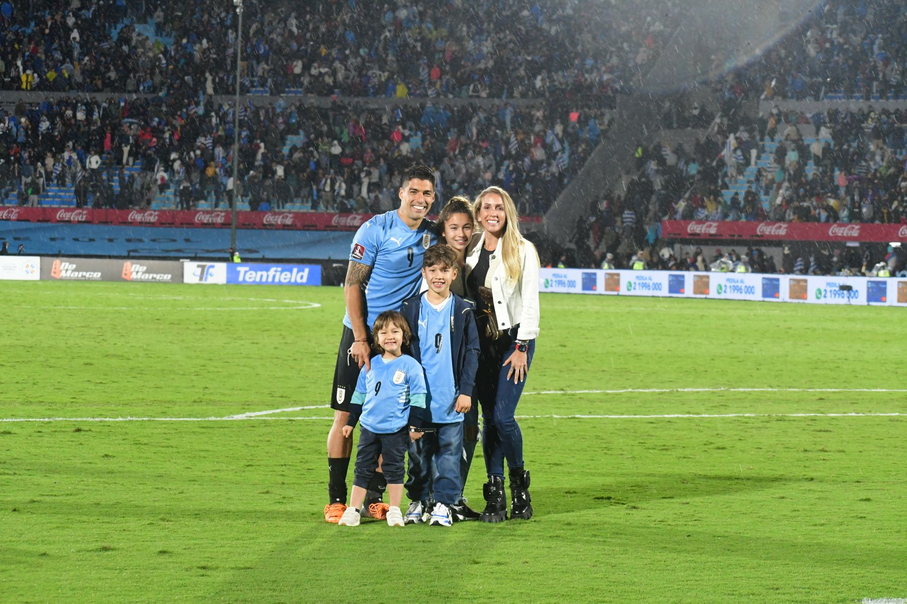 Luis Suárez, Sofía Balbi y sus hijos, Delfina, Benjamín y Lautaro. Foto: Foto: Archivo El País
