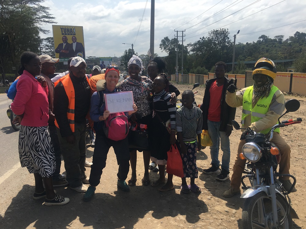 Ernestina haciendo dedo en Kenia