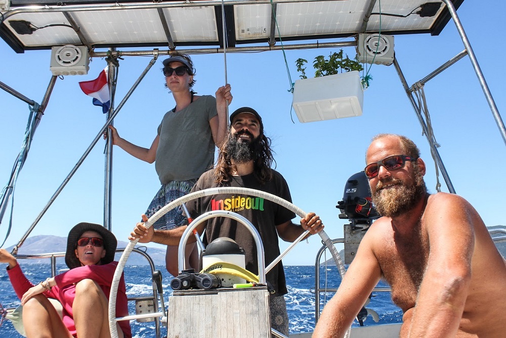 Ernestina y Diego navegando por Grecia.