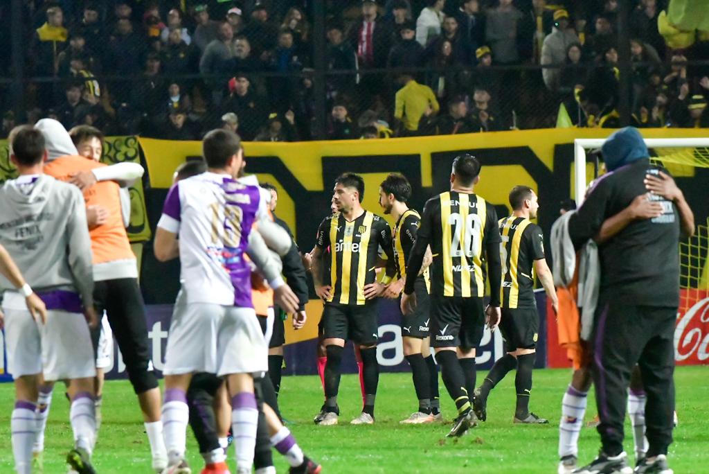 Los jugadores de Peñarol tras la derrota ante Fénix. Foto: Estefanía Leal.