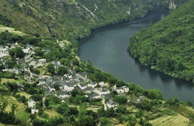 Rubiá, el pueblo gallego está habitado por 1300 personas. Foto: Twitter @rafael_conejero