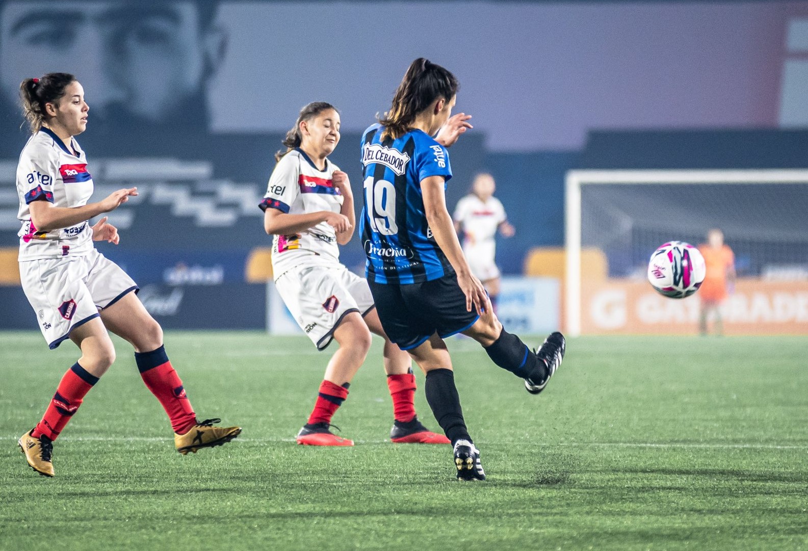 Liverpool vs. Atenas en fútbol femenino. Foto: @AUFfemenino.