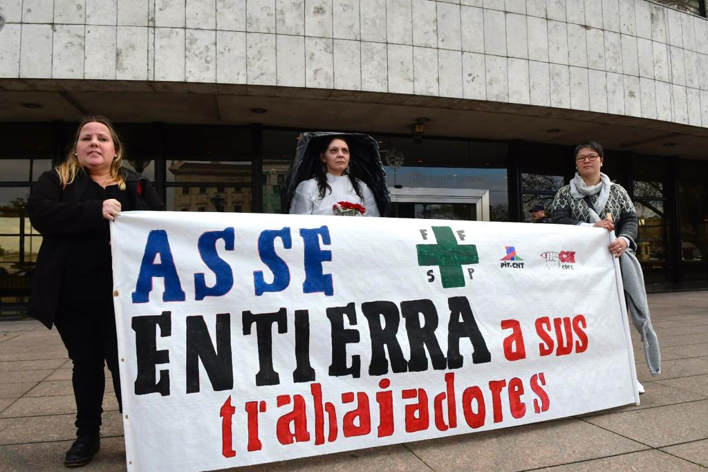 Movilización de los trabajadores de la Federación de Funcionarios de Salud Pública en torno al Palacio Legislativo. Foto: Leonardo Mainé
