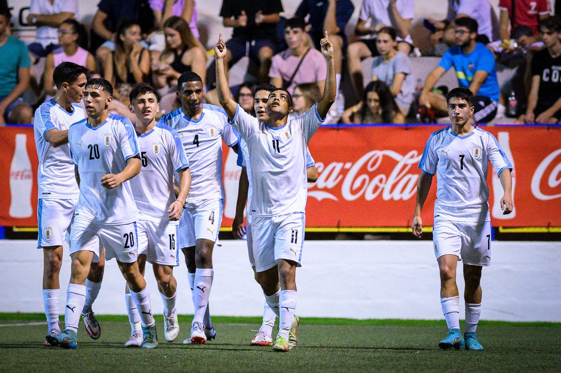 El festejo de la Sub 20 de Uruguay en L'Alcudia. Foto: @Uruguay.