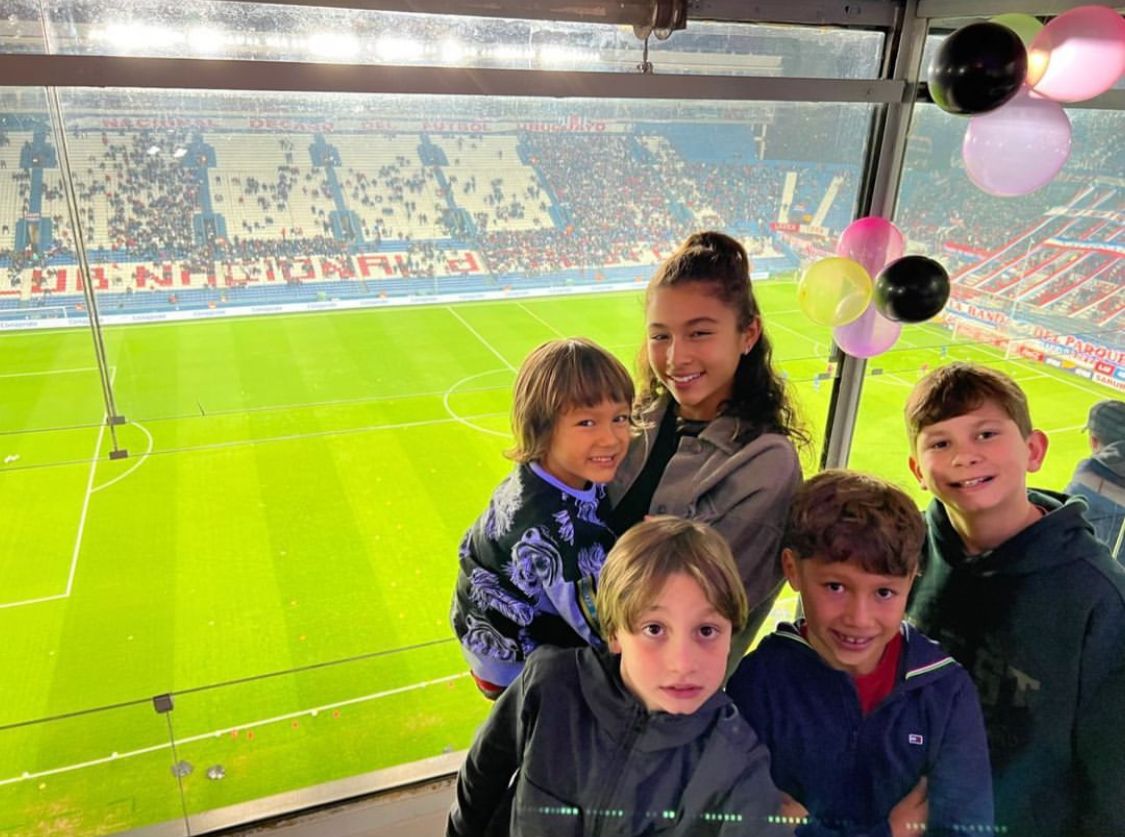 Los hijos de Luis Suárez observando el Nacional-Rentistas. Foto: Instagram.
