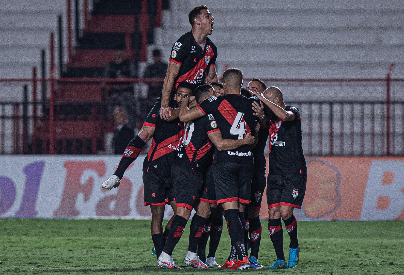 El festejo de los jugadores de Atlético Goianiense. Foto: @Brasileirao.