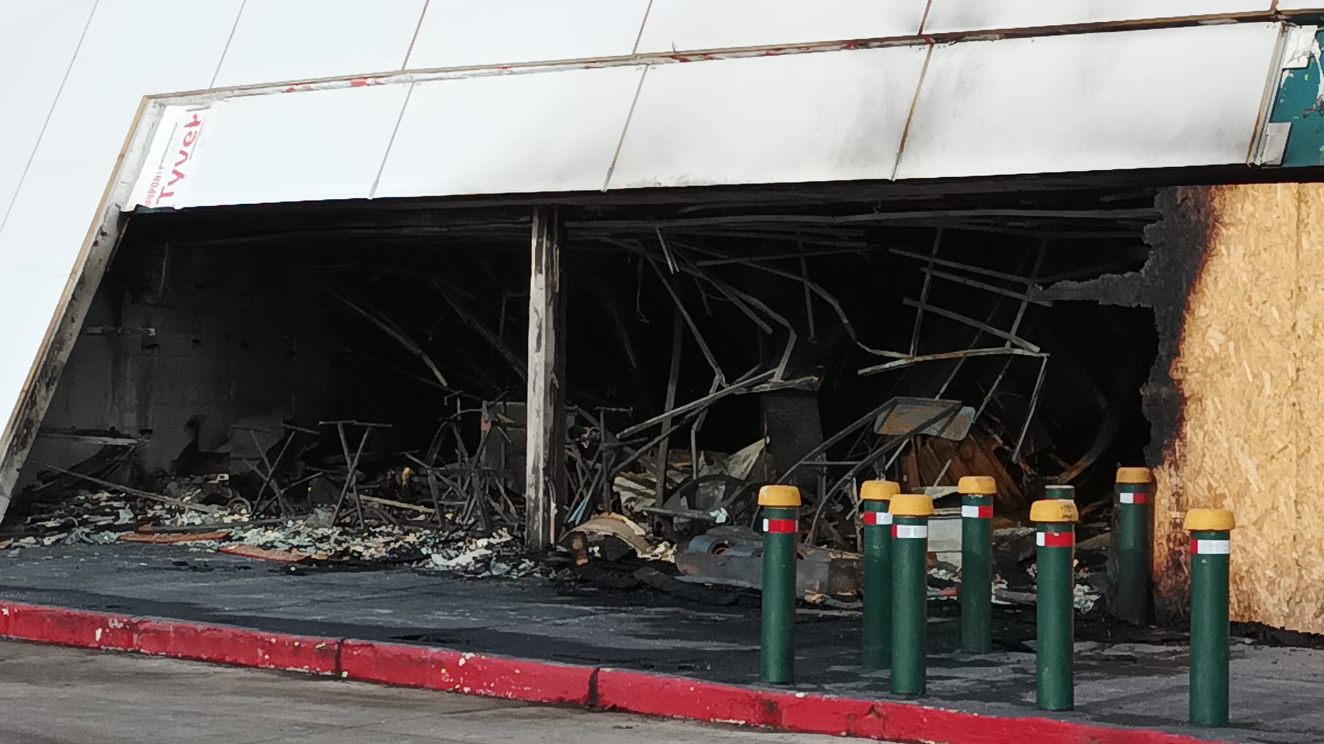 Punta Shopping este lunes tras el incendio que comenzó el sábado de madrugada. Foto: Ricardo Figueredo