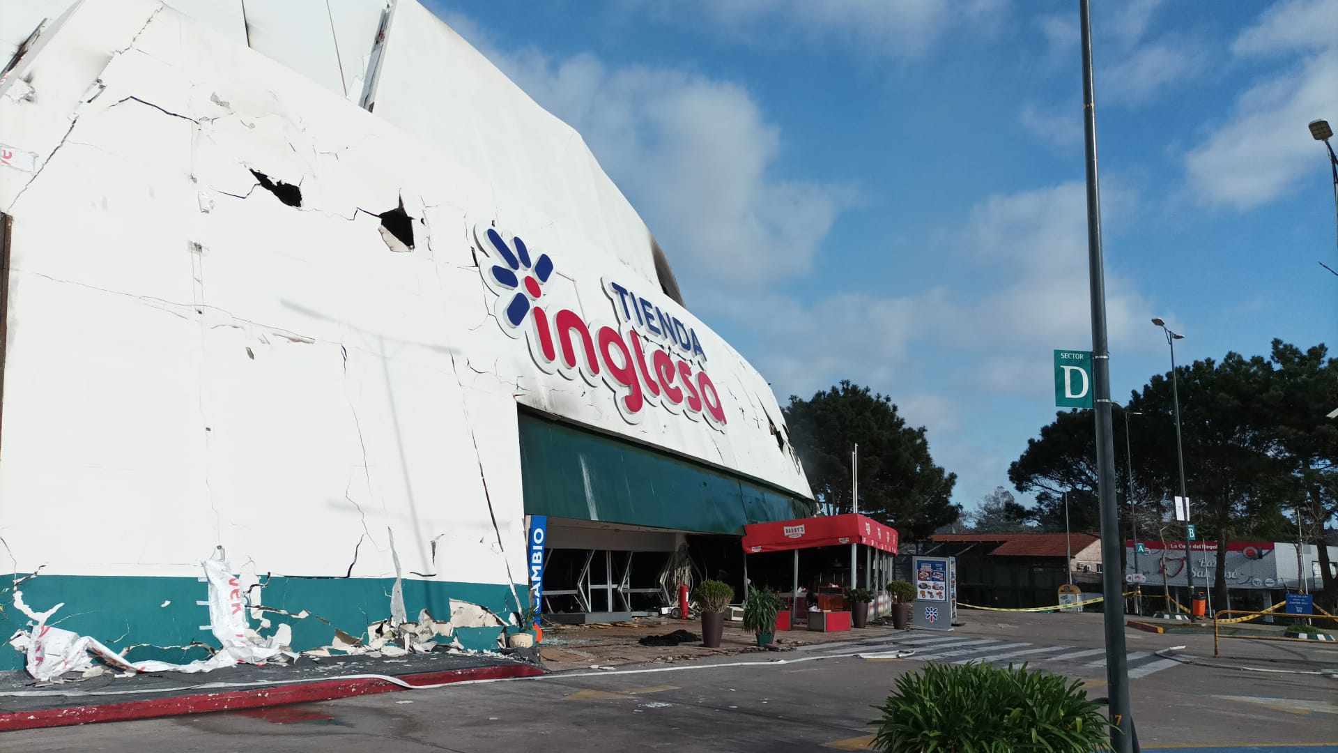 Incendio en Tienda Inglesa de Punta Shopping. Foto: Ricardo Figueredo
