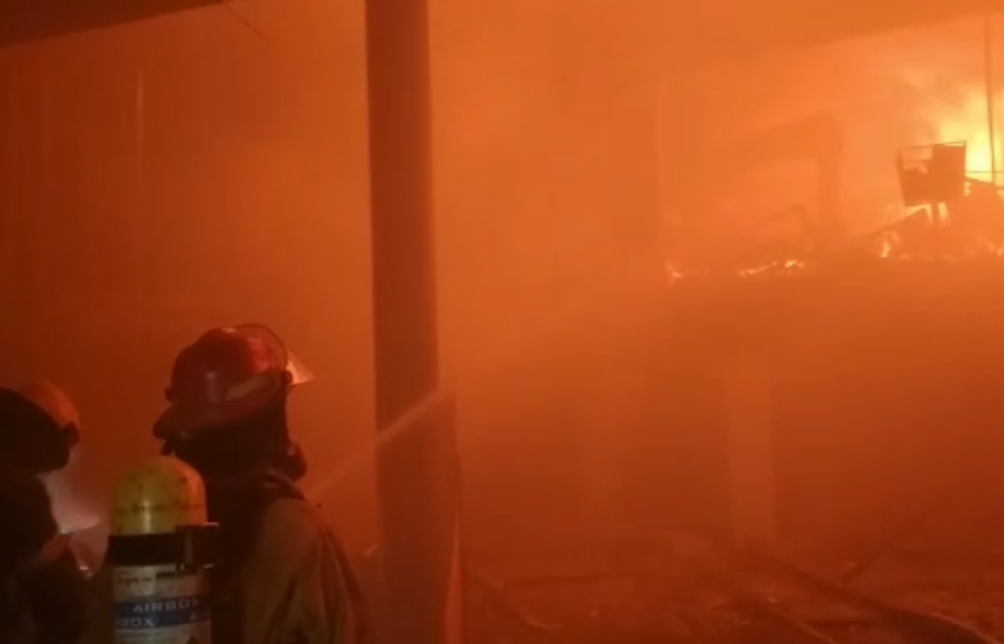 Bomberos enfrentan las llamas en el Punta Shopping. Foto: captura de video