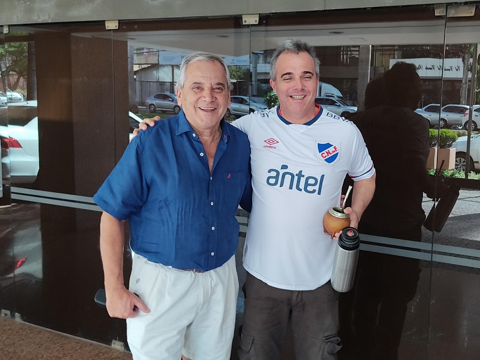 El presidente José Fuentes y un hincha de Nacional en las afueras del hotel de Goiania. FOTO: El País.